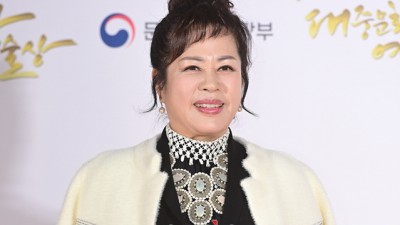 [뉴데일리] [포토]이자연 가수협회회장 이장희 선배 축하하러 왔어요
